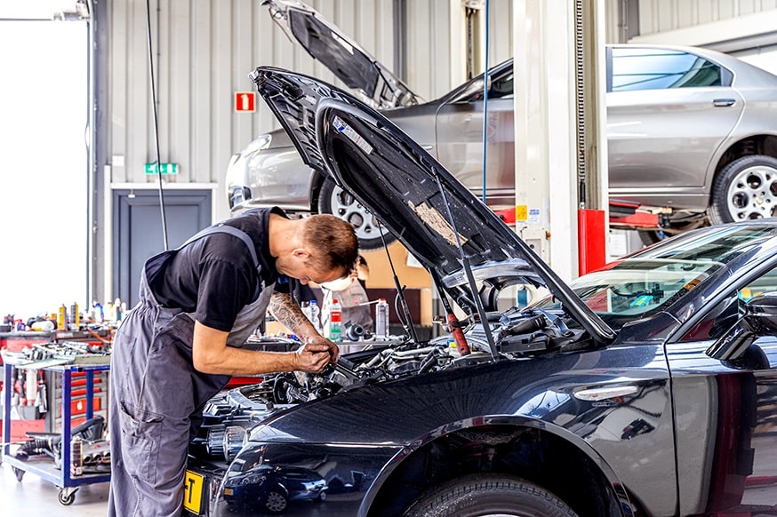 onderhoudsbeurt auto: onder de motorkap